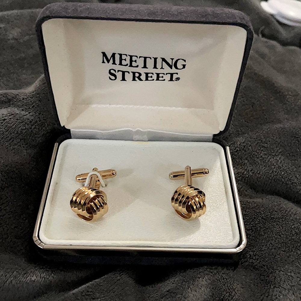 Meeting Street Gold Knot Cuff Links